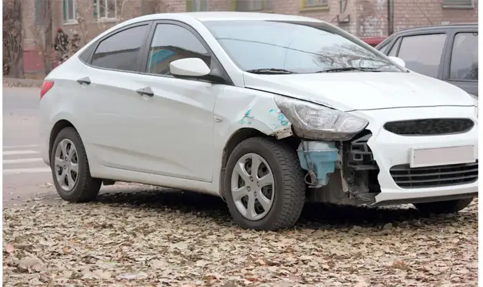 Weiße Limousine mit Motorschaden in Wassenberg